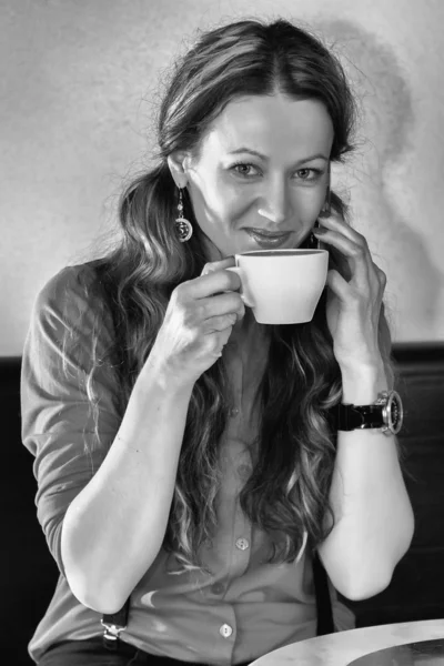 Hermosa mujer bebiendo café — Foto de Stock