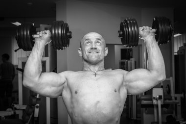 Güçlü adam spor salonunda eğitim