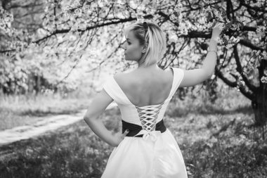 bahar bahçe beyaz elbiseli sarışın