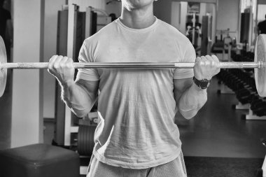 Güçlü adam spor salonunda eğitim