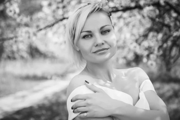 Blondýna v zahradě — Stock fotografie