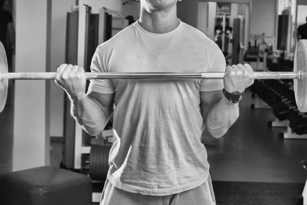 Strong man training in gym — Stock Photo, Image