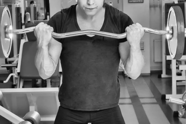 Ember csinál a lécet a bicepsz felemelkedése — Stock Fotó