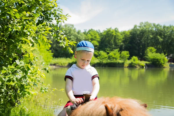 Garçon cheval poney — Photo