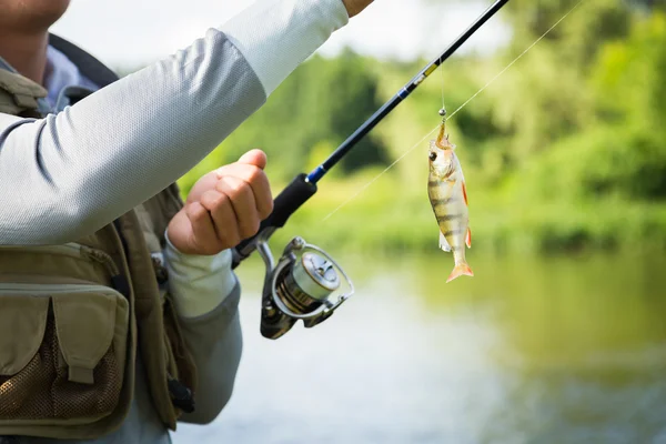 Hombre pescando —  Fotos de Stock