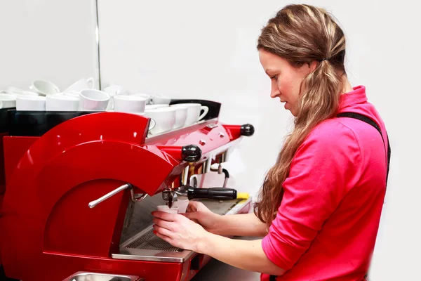 Frau macht Tasse Cappuccino — Stockfoto