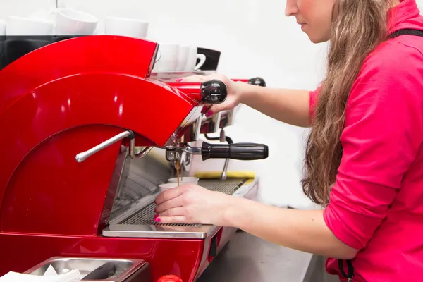 Frau macht Tasse Cappuccino — Stockfoto