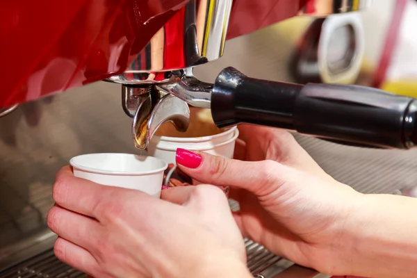 Frau macht Tasse Cappuccino — Stockfoto