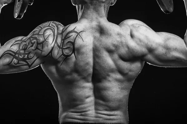 Bodybuilder mit Tattoos — Stockfoto