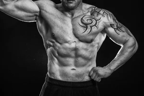 Bodybuilder mit Tattoos — Stockfoto