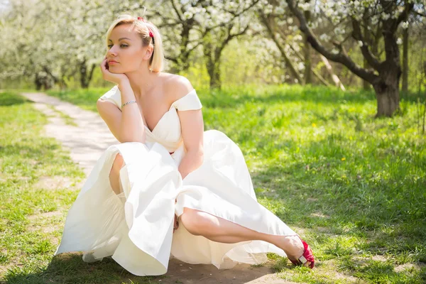 Blondine im Frühlingsgarten — Stockfoto