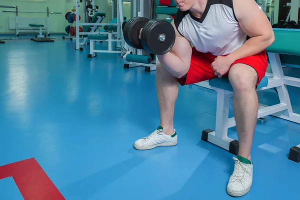 Dumbbell ile egzersiz yaparak güçlü bir adam. — Stok fotoğraf