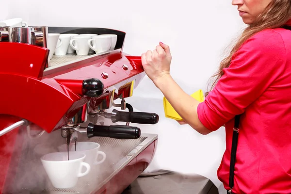 Žena dělat šálek cappuccina — Stock fotografie