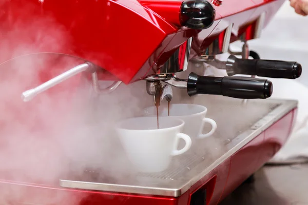 Koffiemachine met twee kopjes — Stockfoto