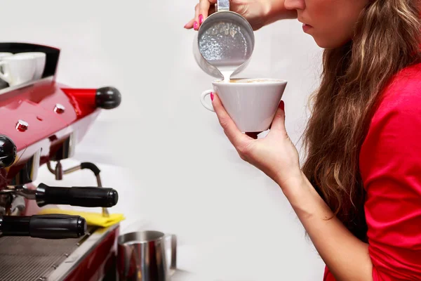 Serveerster gieten melk maken cappuccino — Stockfoto