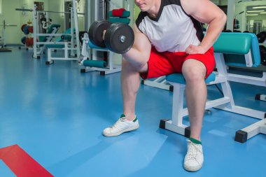 dumbbell ile egzersiz yaparak güçlü bir adam.