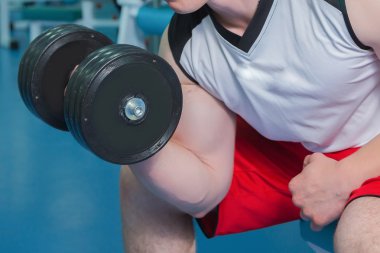 dumbbell ile egzersiz yaparak güçlü bir adam.