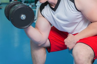 dumbbell ile egzersiz yaparak güçlü bir adam.