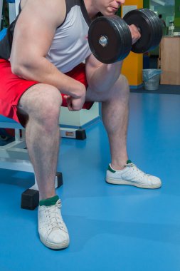 dumbbell ile egzersiz yaparak güçlü bir adam.