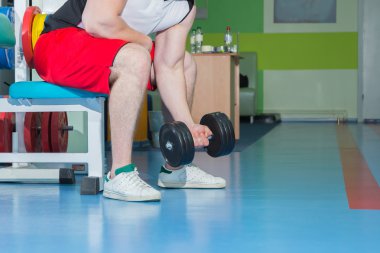 dumbbell ile egzersiz yaparak güçlü bir adam.