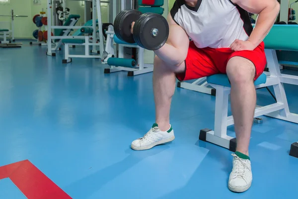 Dumbbell ile egzersiz yaparak güçlü bir adam. — Stok fotoğraf