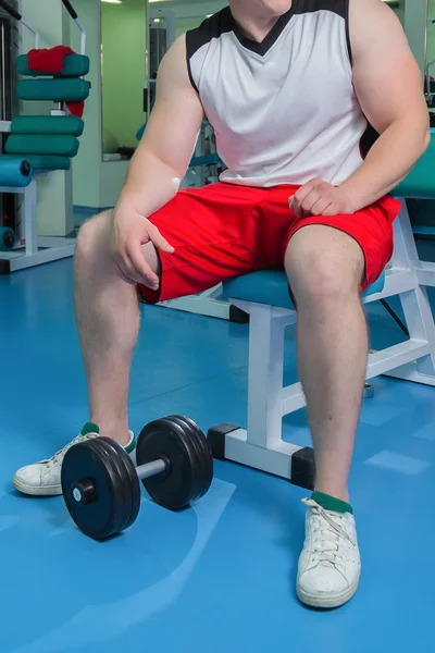 Homme fort faisant de l'exercice avec haltère . — Photo