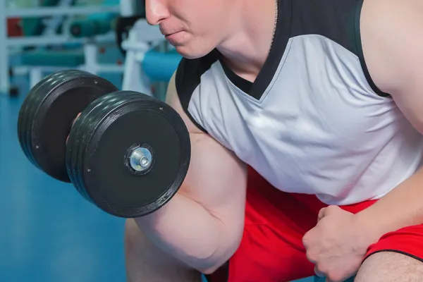 Sterke man doen oefening met dumbbell. — Stockfoto