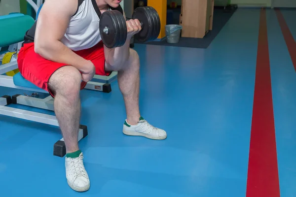 Homme fort faisant de l'exercice avec haltère . — Photo