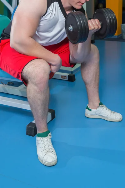 Sterke man doen oefening met dumbbell. — Stockfoto