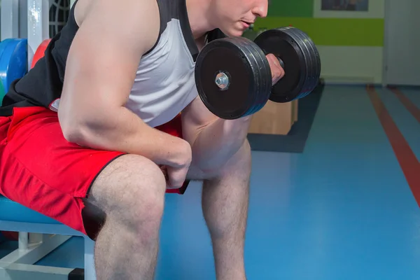 Sterke man doen oefening met dumbbell. — Stockfoto