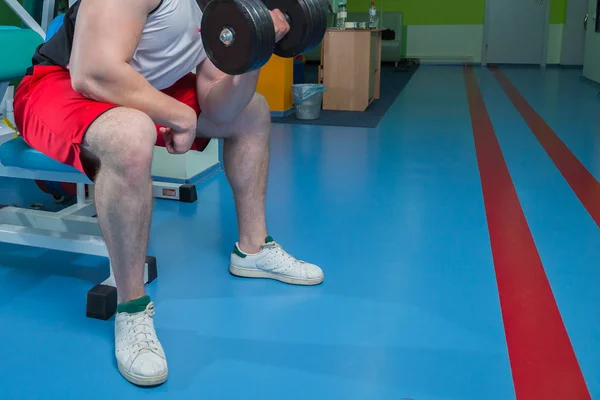 Sterke man doen oefening met dumbbell. — Stockfoto