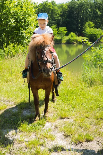 Garçon cheval poney — Photo