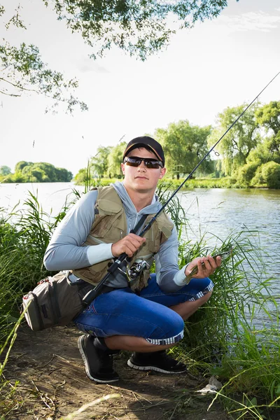 Hombre pescando —  Fotos de Stock