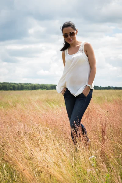 Ragazza in occhiali da sole nel campo . — Foto Stock