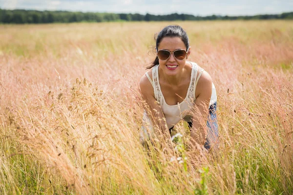 Meisje in zonnebril op het gebied. — Stockfoto