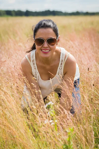 Meisje in zonnebril op het gebied. — Stockfoto