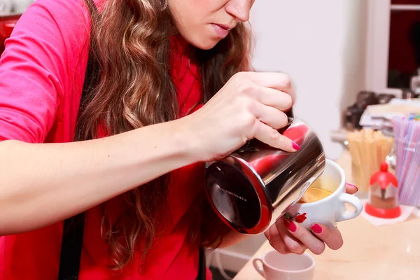 Donna che fa il caffè — Foto Stock