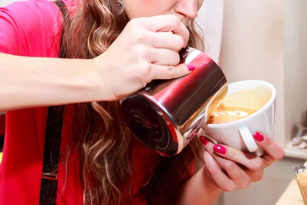 Femeie care face cafea — Fotografie, imagine de stoc