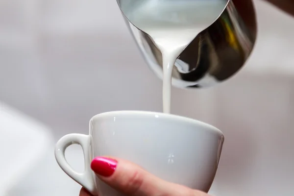 Mulher fazendo café — Fotografia de Stock