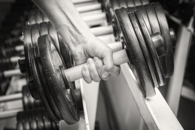 el bir dumbbell tutarak.