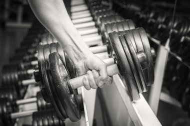 el bir dumbbell tutarak.