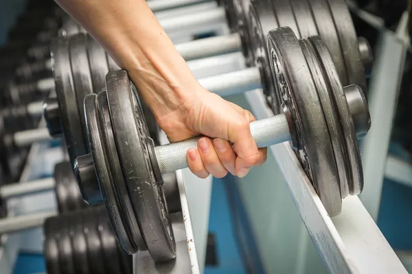 Hand holding a dumbbell. — Stock Photo, Image
