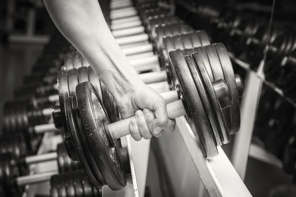 Hand som håller en hantel. — Stockfoto