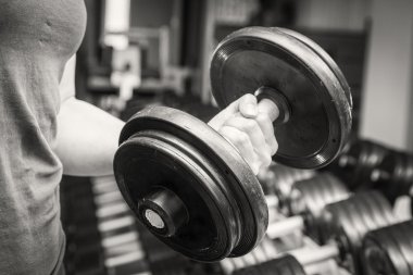 el bir dumbbell tutarak.