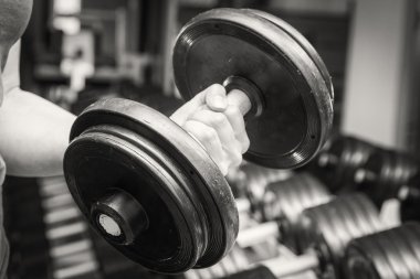 el bir dumbbell tutarak.