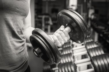 el bir dumbbell tutarak.