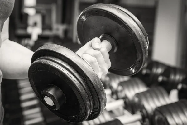 El bir dumbbell tutarak. — Stok fotoğraf