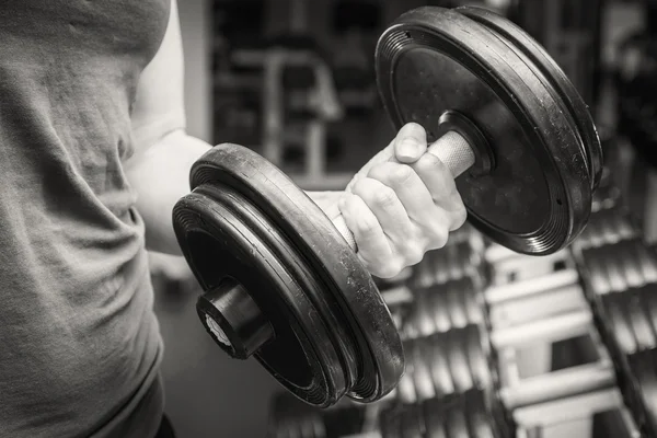 El bir dumbbell tutarak. — Stok fotoğraf