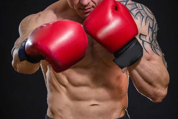 Homem de luvas de boxe — Fotografia de Stock