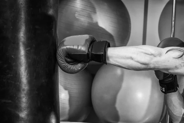 Homem de luvas de boxe — Fotografia de Stock